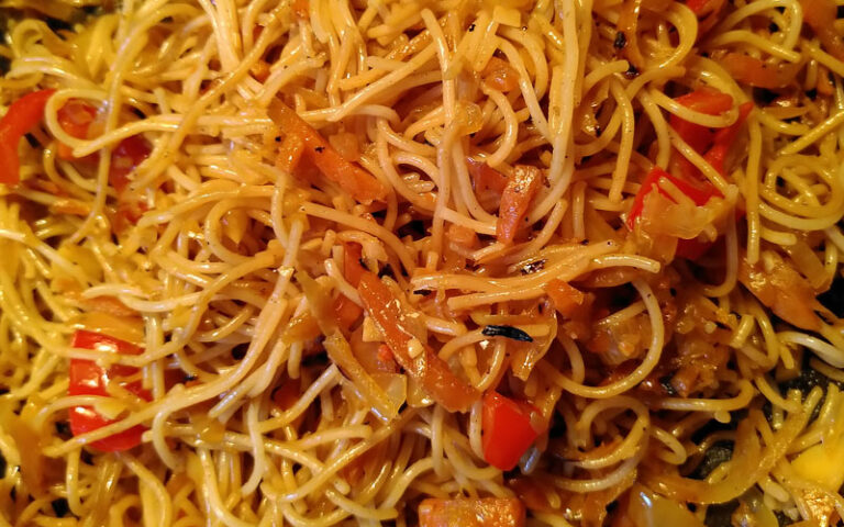 Bratnudeln / Asianudeln mit Gemüse aus dem Wok – Alles pflanzlich!